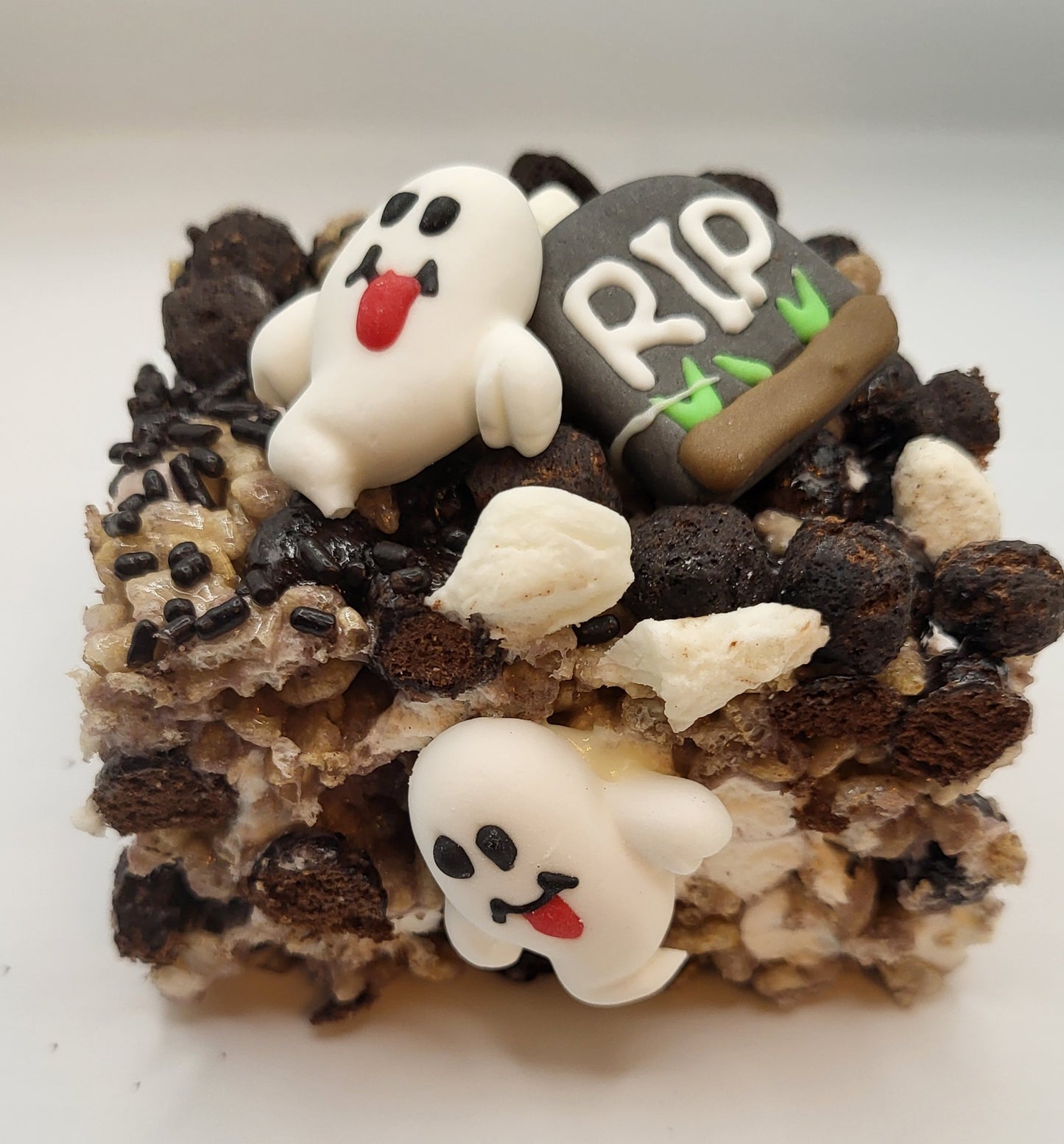 Halloween Cookies and Cream Crispies